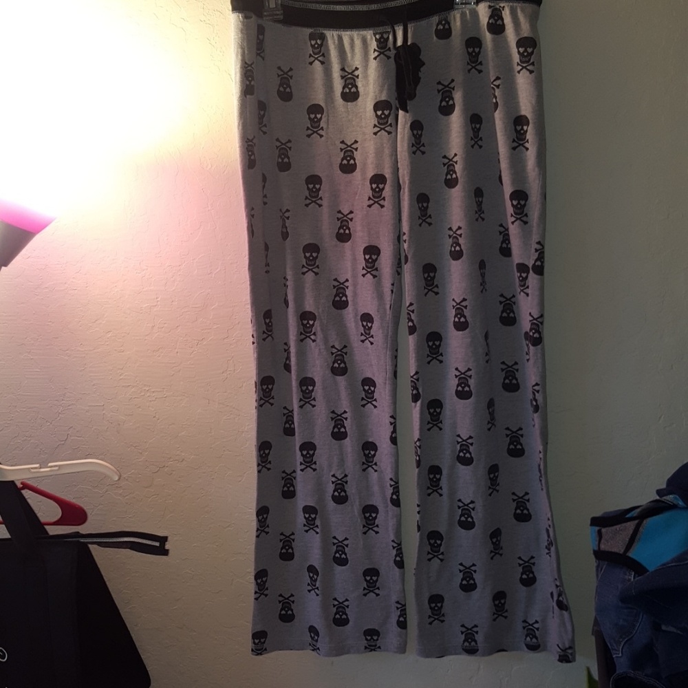 Womens skull/croswbones pajama bottoms size xl
